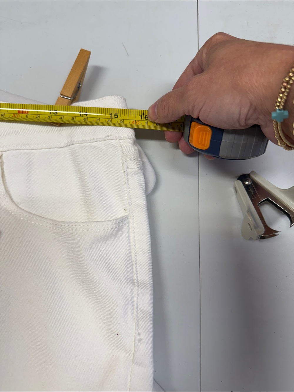 Cropped Off-White Straight Leg Jeans - Picture 4 of 5
